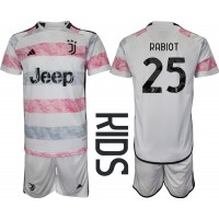 Dětský fotbalový dres Juventus Adrien Rabiot #25 2023-24 Venkovní Krátký Rukáv (+ trenýrky)